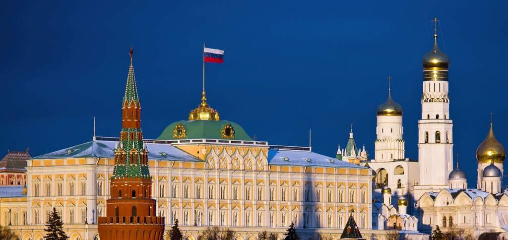 Рисунок 3. Российский флаг развевается на здании Кремля