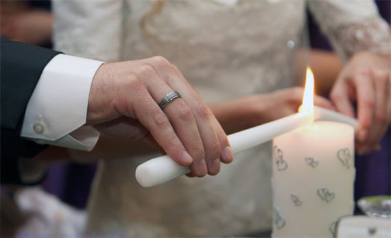 зажигают свечу на свадьбе